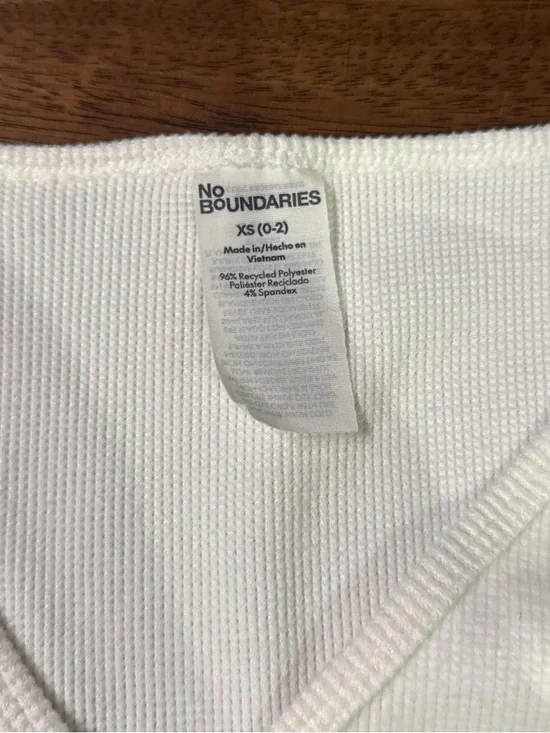 No Boundaries White Ribbed V-Neck Long Sleeve Top - Picture 2 of 3